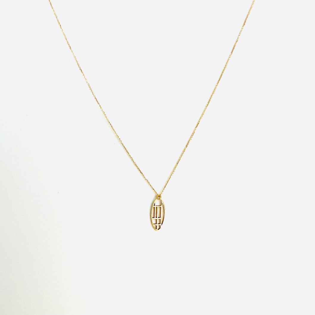 Model LISA 18K Gold Thin Chain Necklace With Amulet Pendant