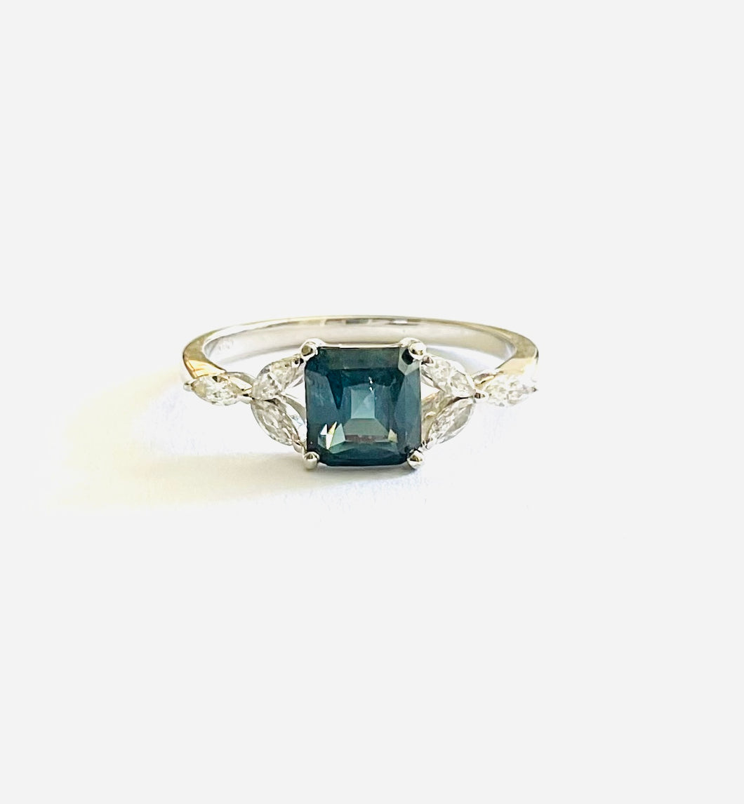 Ring LUCIE - Blue Sapphire Ring 18K Gold with Diamonds