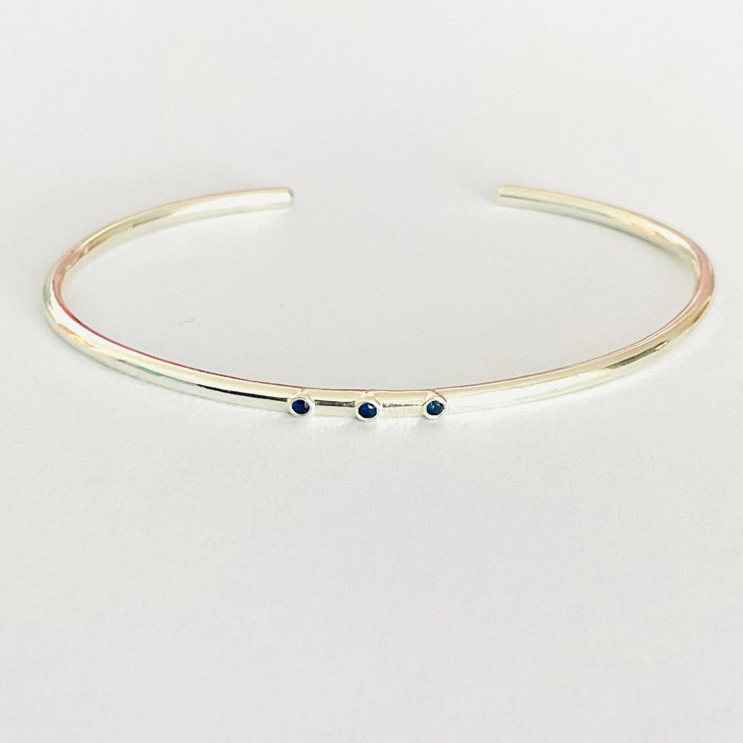 Bracelet CARLA - Open Bangle & Round Blue Sapphire