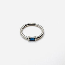 Load image into Gallery viewer, Ring AUDE 18K Gold Ring Blue Sapphire Baguette Cut
