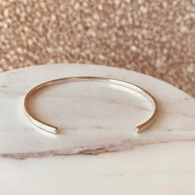 Load image into Gallery viewer, Bracelet PASCAL - Open Bangle Ribbon - Engraving On Demand
