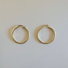 Load image into Gallery viewer, Earrings SOANNE - 18K Yellow Gold Hollow Hoop Earrings
