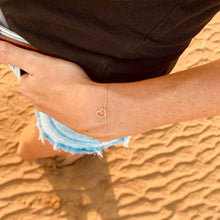 Load image into Gallery viewer, Bracelet ANNE-SO - Extra Thin Chain Classic and Delicate 18k gold
