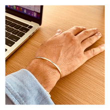 Load image into Gallery viewer, Bracelet PASCAL - Open Bangle Ribbon - Engraving On Demand
